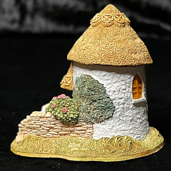Lilliput Lane | Thimble Cottage | Collectors' Club - Picture 7 of 13